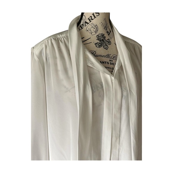 Vintage White Pussybow Blouse — 1980s Romantic Gothic Poet Shirt, L-XL - Picture 4 of 4